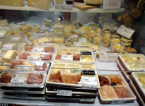 イータリー[EATALY]東京駅グランスタ店（生ハム、サラミとチーズのセット）