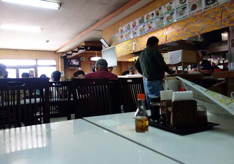 波布食堂[はぶしょくどう]（沖縄那覇）沖縄を代表するデカ盛りの店でトーフチャンプル