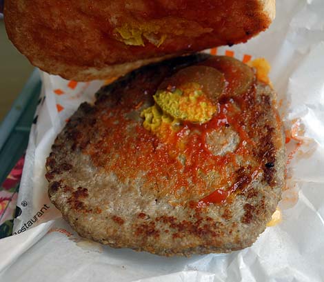 ジェフ沖縄 サンライズなは店（沖縄那覇）沖縄にしか存在しないゴーヤを挟んだハンバーガー