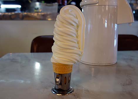 マルカンデパート大食堂（岩手花巻）高さ30cmはあろうかというソフトクリームが180円！？