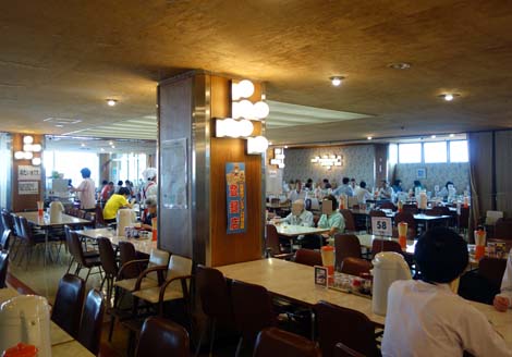 マルカンデパート大食堂（岩手花巻）高さ30cmはあろうかというソフトクリームが180円！？