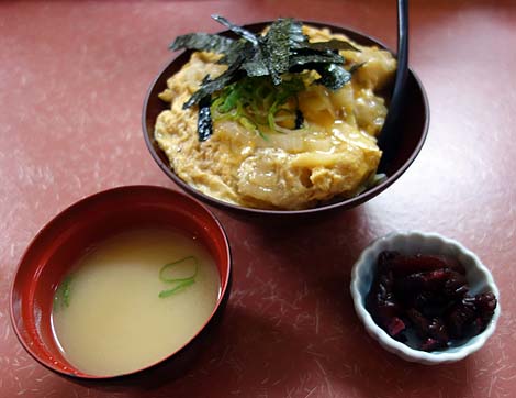 マルナカ ホルタマ丼（神戸三宮）珍しいプルプルのマルチョウを卵でとじたB級丼