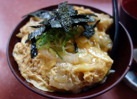 マルナカ ホルタマ丼（神戸三宮）珍しいプルプルのマルチョウを卵でとじたB級丼
