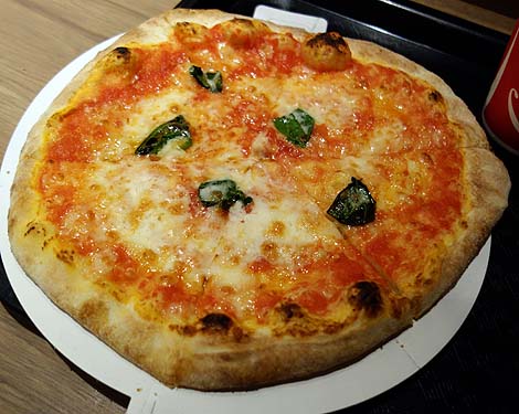 ナポリス Napoli's PIZZA & CAFE（神戸三宮センタープラザ店）マルゲリータピザ