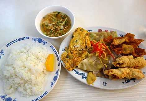 中華料理 龍華園（神戸六甲）豚天・揚げワンタン・八宝菜・オムレツのセット