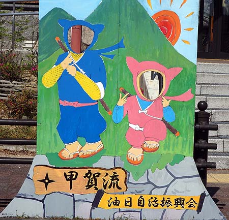 �j���j���E�@�̏p�I���ꂼ�����z�w�ɁI�����w�i����b��j