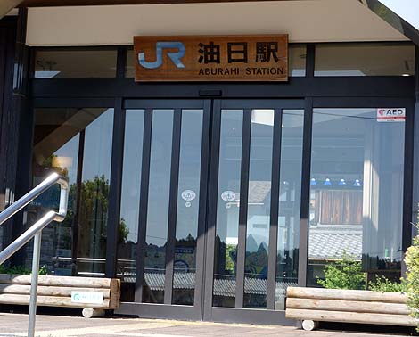 �j���j���E�@�̏p�I���ꂼ�����z�w�ɁI�����w�i����b��j