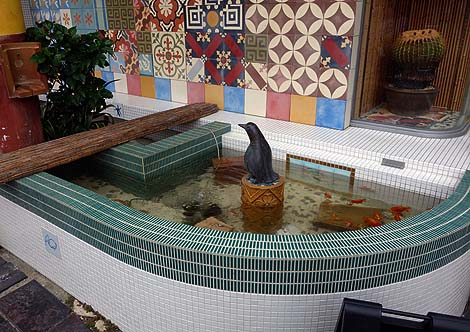 銭湯「I Love 湯(アイラブユ)」(ベネッセアートサイト直島)大竹伸朗作