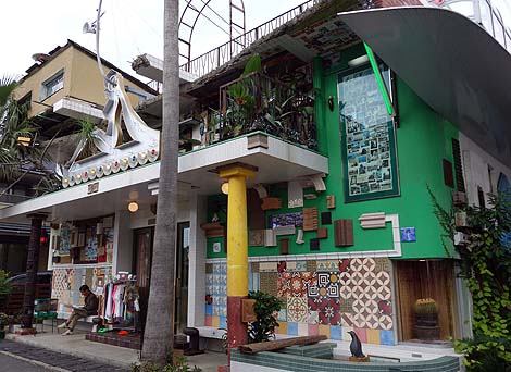 銭湯「I Love 湯(アイラブユ)」(ベネッセアートサイト直島)大竹伸朗作