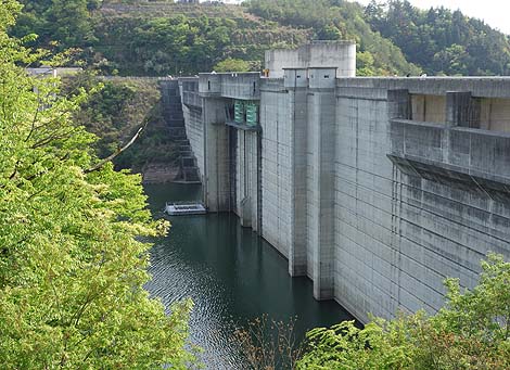 �s��ȍ���114m�̃_���̒��ɓ���邼�I�u������_���v��̈�ʊJ�����w�i�򕌌b�߁j