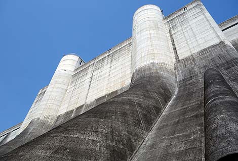 �s��ȍ���114m�̃_���̒��ɓ���邼�I�u������_���v��̈�ʊJ�����w�i�򕌌b�߁j