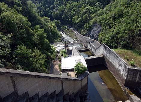 �s��ȍ���114m�̃_���̒��ɓ���邼�I�u������_���v��̈�ʊJ�����w�i�򕌌b�߁j