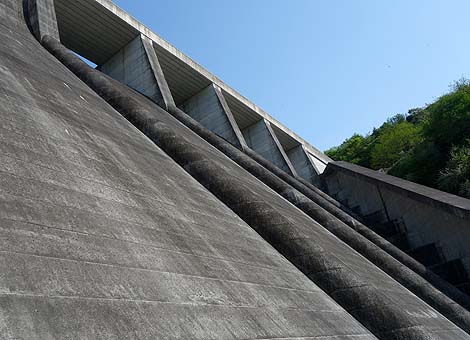 �s��ȍ���114m�̃_���̒��ɓ���邼�I�u������_���v��̈�ʊJ�����w�i�򕌌b�߁j