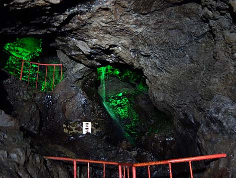 �����̏Z���ɂ͒n���ƋɊy�����݂����I�������A���������h���Ɋy���i�a�̎R���ɓs�S�j���