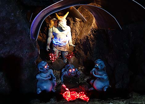 �����̏Z���ɂ͒n���ƋɊy�����݂����I�������A���������h���Ɋy���i�a�̎R���ɓs�S�j���