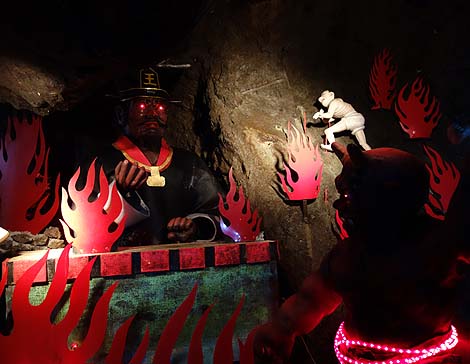 �����̏Z���ɂ͒n���ƋɊy�����݂����I�������A���������h���Ɋy���i�a�̎R���ɓs�S�j���