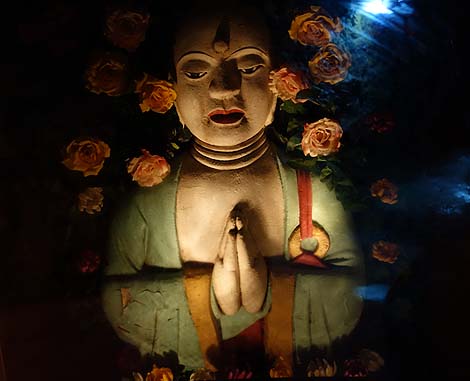 �����̏Z���ɂ͒n���ƋɊy�����݂����I�������A���������h���Ɋy���i�a�̎R���ɓs�S�j���