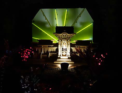 �����̏Z���ɂ͒n���ƋɊy�����݂����I�������A���������h���Ɋy���i�a�̎R���ɓs�S�j���