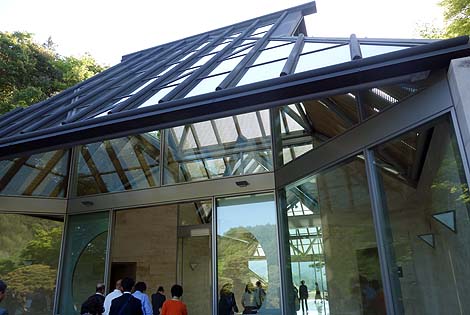 �R�񒆂ɑ��X�A�Ȃ�ό��o�X�̗�I�V���@���̔��p�ق��Ăǂ�Ȃ́HMIHO MUSEUM[�~�z�~���[�W�A��]�i����b��j
