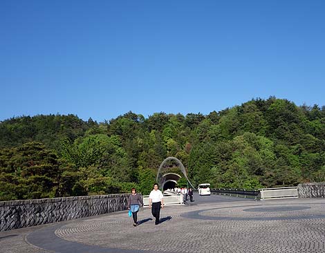 �R�񒆂ɑ��X�A�Ȃ�ό��o�X�̗�I�V���@���̔��p�ق��Ăǂ�Ȃ́HMIHO MUSEUM[�~�z�~���[�W�A��]�i����b��j