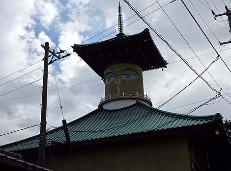 じぃーーっと見つめられる「萩生寺」(愛媛新居浜)B級珍スポット