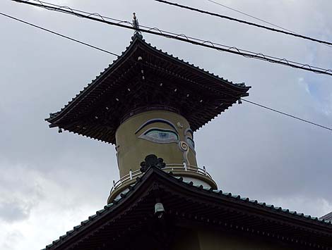 じぃーーっと見つめられる「萩生寺」(愛媛新居浜)B級珍スポット
