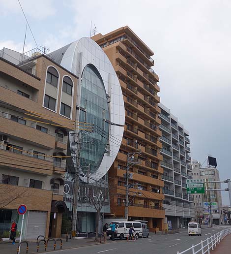 �ł�����O�^�̃V���{���r���I�呺���e�t�@�b�V�������w�Z�i�����s�j�����z