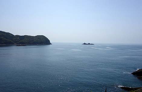 スリル満点の崖歩き!自然の驚異♪ 三重県熊野灘の奇勝「鬼ヶ城」