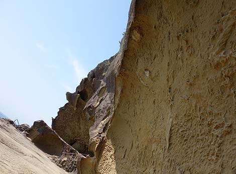 スリル満点の崖歩き!自然の驚異♪ 三重県熊野灘の奇勝「鬼ヶ城」