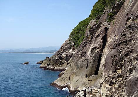 スリル満点の崖歩き!自然の驚異♪ 三重県熊野灘の奇勝「鬼ヶ城」