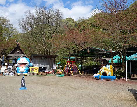 �T��i�C�g�X�N�[�v�ł��p���_�C�X�œo�ꂵ���R�̃I���W�̗V���n�u��R�I�����a���v�i���x�c�сj�O��