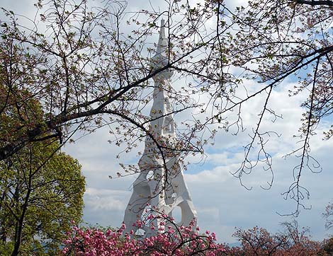 ���̐l�ԂȂ�ΒN�ł��m���Ă܂����ǁA ���̑��̒n��̐l�ԂȂ�A�قƂ�ǒm���Ă����Ȃ����ł��B ���Ɍ����Ă铃�ŗL���ȓ��́H �܂����{�����ق�100���ŁA���������ɂȂ�ł��傤�B �u�ʓV�t�v�ł��B ����