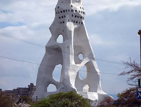 �܂�ŔS�y�׍H�ō�������̂悤�ȁE�E�E����180m�ƈ��|�I�ɒʓV�t���������uPL�̓�[�啽�a�F�O��]�v�i���x�c�сj