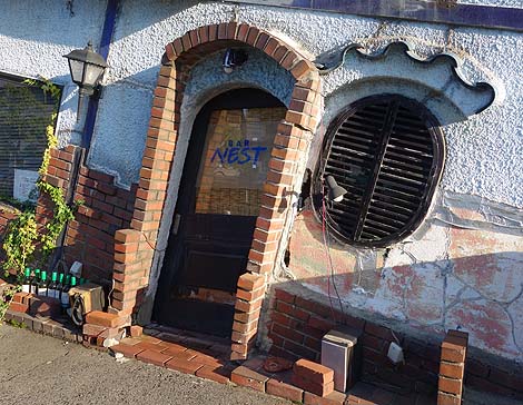 震災で傾いたわけやないよ〜ナダの斜塔、傾いた喫茶店が異名の有名店(神戸六甲)B級珍スポット