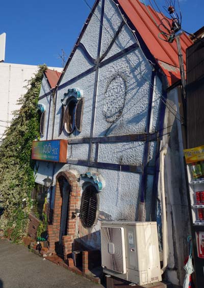 震災で傾いたわけやないよ〜ナダの斜塔、傾いた喫茶店が異名の有名店(神戸六甲)B級珍スポット