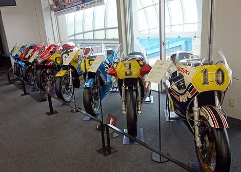 �o�C�N���Q�̗��̕��͕K���I[�Ԃ��ł���]�̖����{�݁u�X�Y�L���j�فv�i�É��l���j