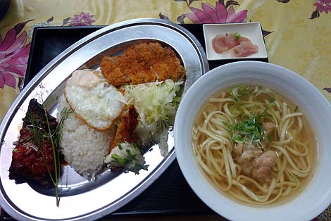 高良食堂（沖縄那覇）Aランチにはミニではない普通サイズの沖縄そばまでついてくる